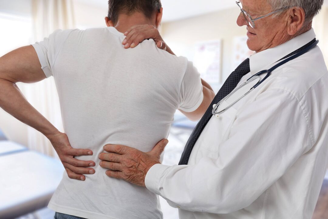 El doctor examina a un paciente con dolor de espalda