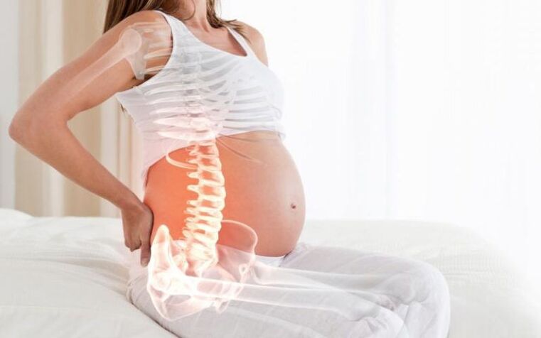Las mujeres embarazadas experimentan dolor en la columna entre los omóplatos debido al aumento de carga en los músculos de la espalda. 