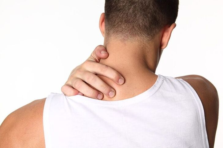 En la primera etapa de la osteocondrosis de la columna cervical, aparecen molestias en el cuello.